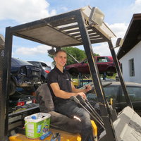 Mitarbeiter auf Stapler